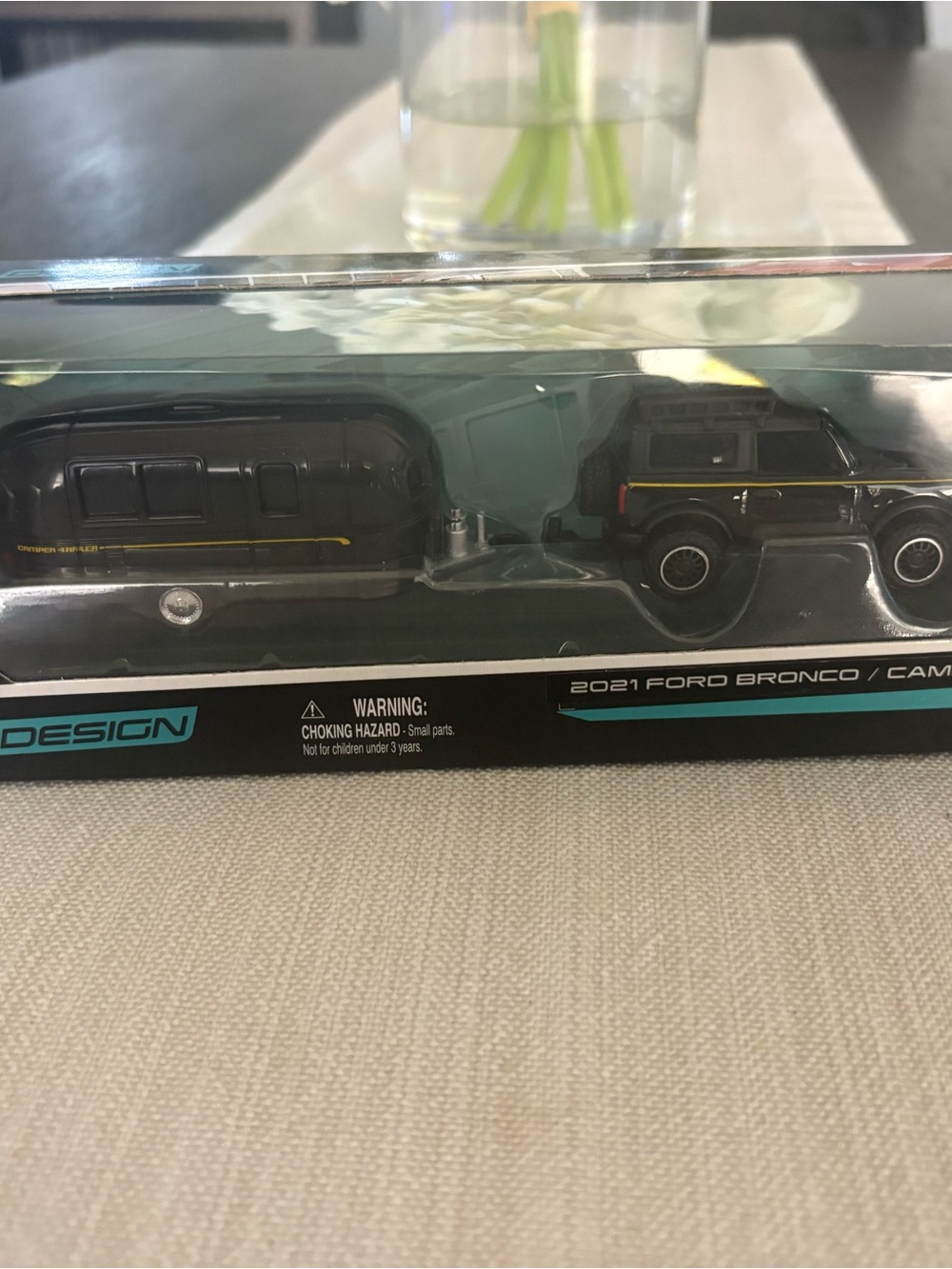 Maisto 1:64 scale Bronco with camper-New